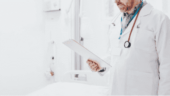 врач записывает план лечения неврастении